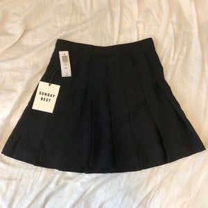 Aritzia Sunday Best black box pleated skirt